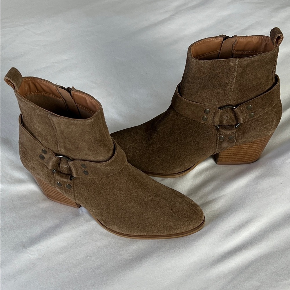 NWOB Crevo Hazen Taupe Suede Western Inspired Stirrup Stacked Heel Ankle Boots